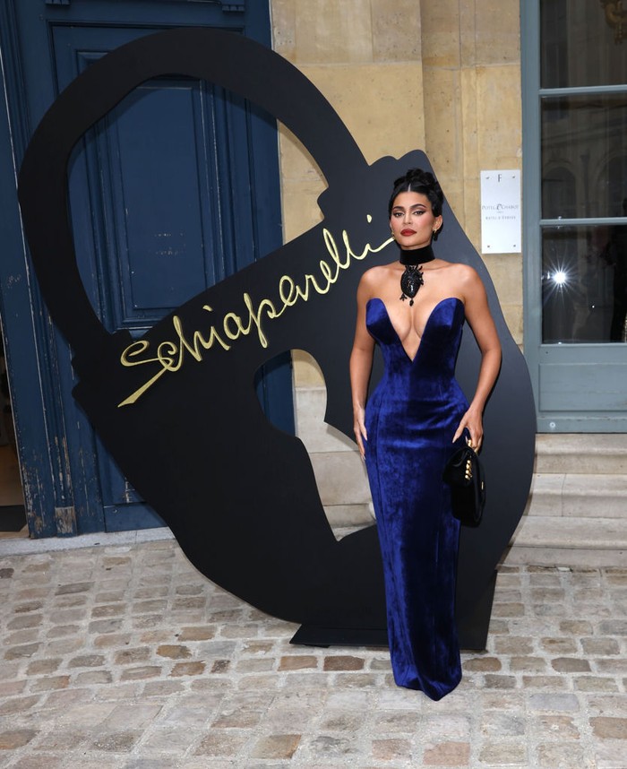 Menghadiri peragaan Schiaparelli spring/summer 2023, Kylie Jenner terlihat elegan dalam gaun biru klasik dengan potongan V-neck. Gaun tersebut merupakan koleksi haute couture dari rumah mode yang identik dengan gaya surealis tersebut. Foto: GC Images/MEGA