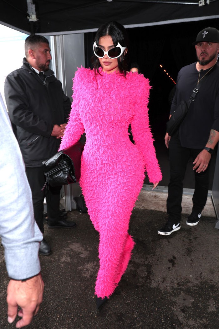 Dari elegan, Kylie kemudian memakai busana nyentrik dalam warna pink yang mencolok kreasi Balenciaga. Gaun tersebut ia padukan dengan sunglasses model cat-eye berukuran besar. Futuristic and feminine, superb! Foto: Getty Images For Balenciaga/Jacopo M. Raule