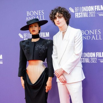 img-title Timothee Chalamet dan Taylor Russell Tampil Stylish di London Premiere Film Bones and All