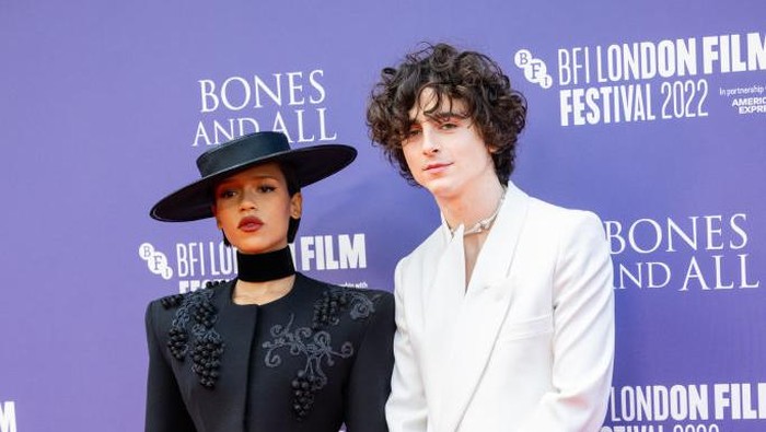 Timothee Chalamet dan Taylor Russell Tampil Stylish di London Premiere Film Bones and All