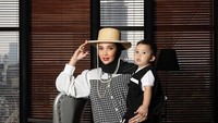 <p>Anak dari Zaskia Sungkar dengan Irwansyah ini lahir pada 30 Maret 2021. Kehadiran Ukkasya sangat membawa kebahagiaan untuk mereka, apalagi pasangan ini telah menunggu sekitar sepuluh tahun lamanya untuk mendapatkan momongan. (Foto: Instagram @zaskiasungkar15)</p>