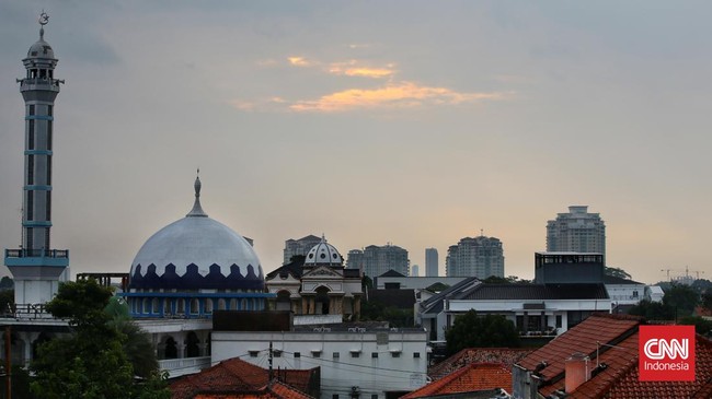 Deflasi melanda ekonomi Indonesia selama 4 bulan belakangan ini. Ekonom dan BPS menyebut fenomena deflasi ini mirip saat krisis menerpa ekonomi RI.