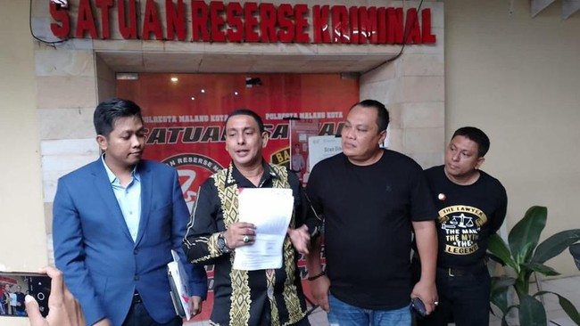 Pernyataan Ade yang menyebut Aremania sok jagoan dianggap telah melukai hati suporter Arema yang sedang berduka karena Tragedi Kanjuruhan.