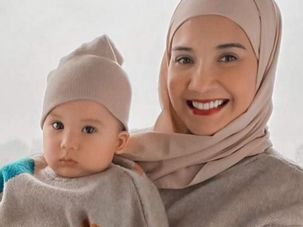 7 Potret Menggemaskan Zaskia Sungkar Kembaran Baju dengan Sang Anak