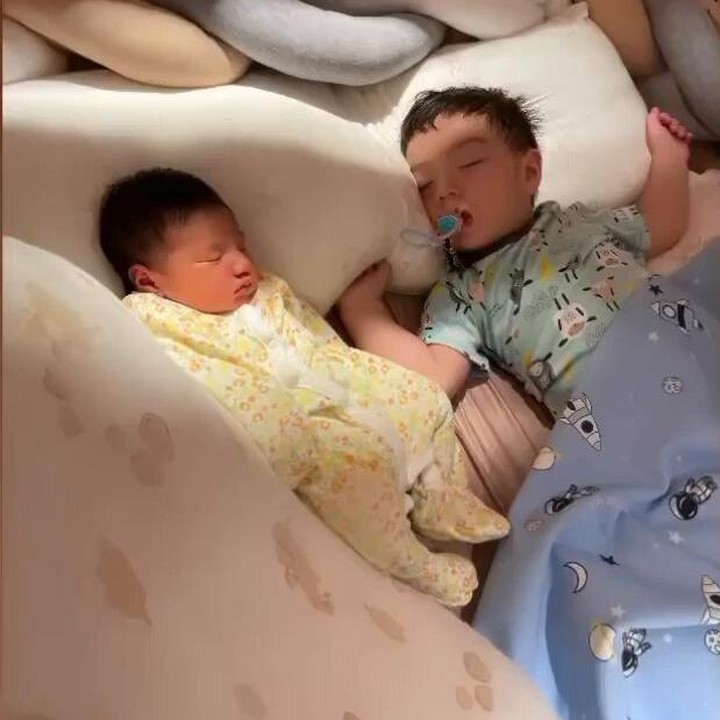 <p>Irish Bella juga kerap membagikan momen Ara dengan sang kakak, Air. Wajah Ara pun lagi-lagi mencuri perhatian di mana ia begitu terlihat seperti bule. Bagaimana menurut Bunda? (Foto: dok.Instagram @_Irishbella_)</p>