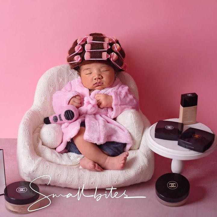 <p>Berkolaborasi dengan fotografer kenamaan Rita Rajagukguk, Irish Bella membagikan potret lucu putri kecilnya. Di sini Ara Puti Sabai didandani menggunakan jepitan rambut dan memegang<em> hair dryer</em>. Sangat menggemaskan ya, Bunda. (Foto: dok.Instagram @ritarajagukguk)</p>