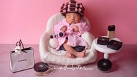 <p>Berkolaborasi dengan fotografer kenamaan Rita Rajagukguk, Irish Bella membagikan potret lucu putri kecilnya. Di sini Ara Puti Sabai didandani menggunakan jepitan rambut dan memegang<em> hair dryer</em>. Sangat menggemaskan ya, Bunda. (Foto: dok.Instagram @ritarajagukguk)</p>
