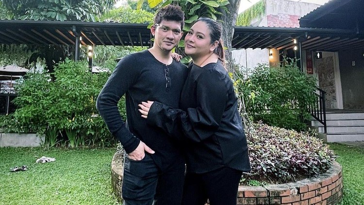 Cara Audy Item dan Iko Uwais Awasi Kedua Putrinya Main Gadget