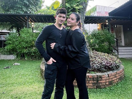 Cara Audy dan Iko Uwais Awasi Kedua Putrinya yang sedang Gandrung Kpop dan TikTok