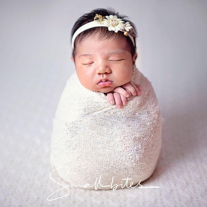<p>Diketahui, Ara Puti Sabai merupakan putri pertama dan anak keempat Ammar dan Irish Bella. Kehadiran bayi mungil ini menambahkan kebahagiaan Irish dan Ammar. Si Kecil pun menjalani pemotretan <em>newborn</em>. (Foto: dok. Instagram @_Irishbella_)</p>