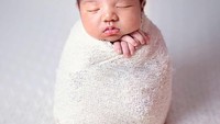 <p>Diketahui, Ara Puti Sabai merupakan putri pertama dan anak keempat Ammar dan Irish Bella. Kehadiran bayi mungil ini menambahkan kebahagiaan Irish dan Ammar. Si Kecil pun menjalani pemotretan <em>newborn</em>. (Foto: dok. Instagram @_Irishbella_)</p>