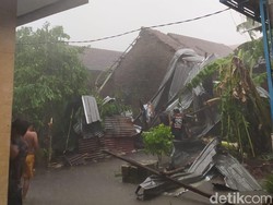 Hujan Deras-Angin Kencang Tumbangkan Pohon-Rusak Puluhan Rumah di Sidoarjo