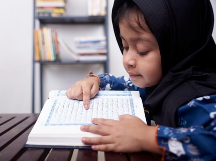 Cara Ajarkan Anak Pengertian & Contoh Membaca Ikhfa di Al-Quran