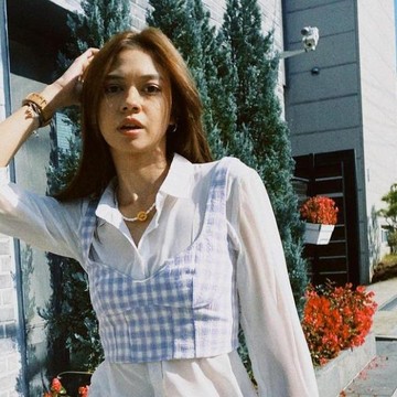 img-title Inspirasi Tampil Stylish dan Nyaman ke Kantor Saat Musim Hujan ala Yuki Kato
