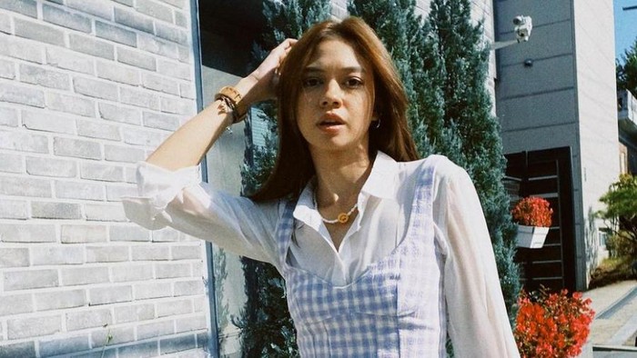 Inspirasi Tampil Stylish dan Nyaman ke Kantor Saat Musim Hujan ala Yuki Kato