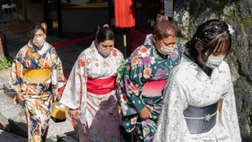 Jepang Pasang Poster Gambar Monyet untuk Peringatkan Turis Tak Sopan