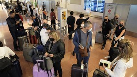 FOTO: Jepang Langsung Diserbu Turis Asing Usai Buka Perbatasan