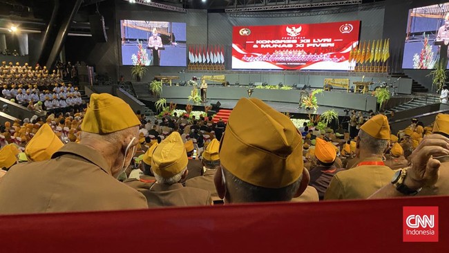 Presiden Jokowi dan Menhan Prabowo Subianto mengenakan seragam veteran saat menemui para pensiunan TNI dan Polri di Balai Sarbini.