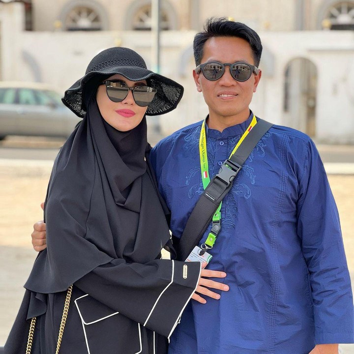 <p>Netizen yang melihat postingan Ully lantas memberikan beragam reaksi. Mereka meninggallkan berbagai doa dan harapan pada pasangan baru tersebut. "Alhamdulillah saya ikut bhgia ka Juli sdh mendptkan laki2 sangat sempurna dan bhgia yg abadi slmnya. Sllu sehat dan smga mndptkan momongan amiin yarobalalamin," tutur akun @naras****. (Foto: Intagram @julianamoechtar)<br /><br /><br /></p>