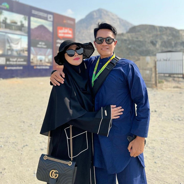 <p>Tak hanya itu, wanita yang akrab disapa Ully ini juga mengatakan bahwa kedatangan kali ini sebagai bentuk terima kasih pada Allah. "Engkau segala pemberi nikmat. Kali ini kedatanganku ya Allah berterimakasih atas segala karuniamu, atas segala cerita bersejarah dalam hidupku yg telah engkau berikan, dan aku selalu percaya saat kita ikhlas kita ridho dan hanya percaya dgn takdirmu disitu ada begitu limpahan nikmat yg telah Engkau sediakan," tulisnya. (Foto: Intagram @julianamoechtar)<br /><br /><br /></p>