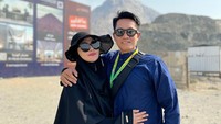 5 Potret Juliana Moechtar Umrah dengan Suami TNI, Netizen Ikut Bahagia
