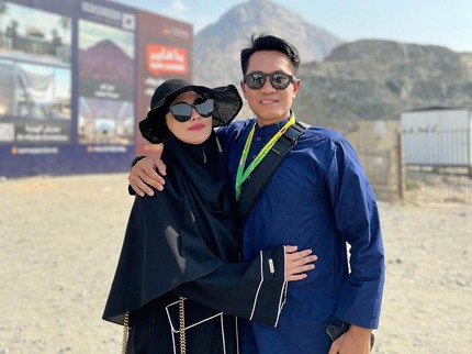 5 Potret Juliana Moechtar Umrah dengan Suami TNI, Netizen Ikut Bahagia