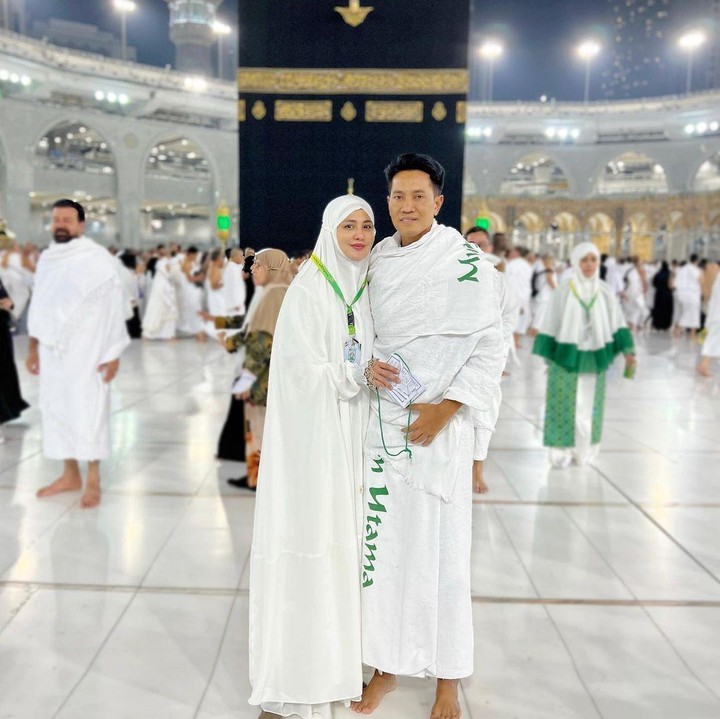 <p>Melalui media sosial Instagram, wanita kelahiran 33 tahun silam ini membagikan beberapa potret bersama sang suami di sana. Juliana Moechtar juga menulis caption ucapan syukur pada Allah SWT. "Alhamdulillah ya Allah, disini tempat bersejarah segala tagisan isi hatiku, aku kembali karena Mu ya Allah," tuturnya, dikutip dari akun @julianamoechtar. (Foto: Intagram @julianamoechtar)<br /><br /><br /></p>