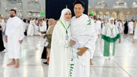 <p>Melalui media sosial Instagram, wanita kelahiran 33 tahun silam ini membagikan beberapa potret bersama sang suami di sana. Juliana Moechtar juga menulis caption ucapan syukur pada Allah SWT. "Alhamdulillah ya Allah, disini tempat bersejarah segala tagisan isi hatiku, aku kembali karena Mu ya Allah," tuturnya, dikutip dari akun @julianamoechtar. (Foto: Intagram @julianamoechtar)<br /><br /><br /></p>