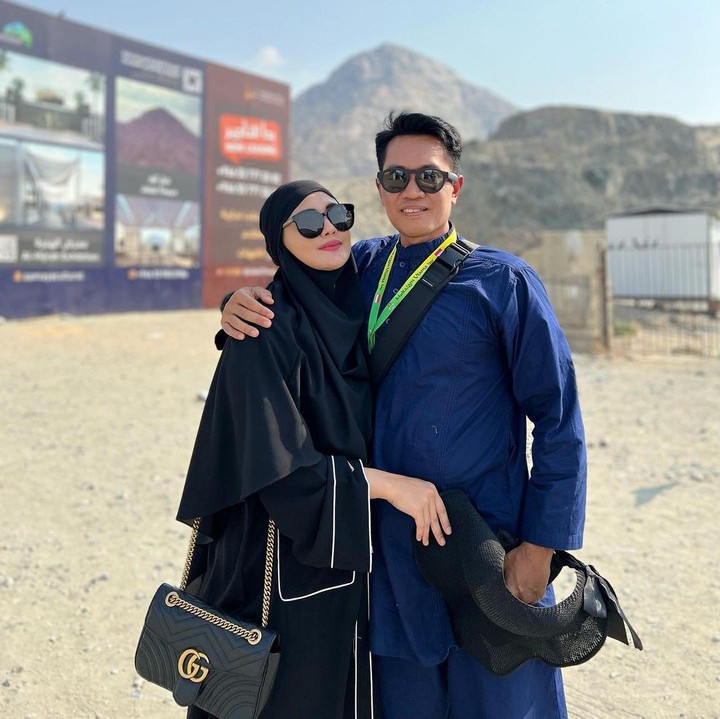 <p>Kita doakan semoga rumah tangga Juliana Moechtar dan suami langgeng serta harapan yang pasangan ini panjatkan selama di sana dikabulkan ya, Bunda. (Foto: Intagram @julianamoechtar)</p>