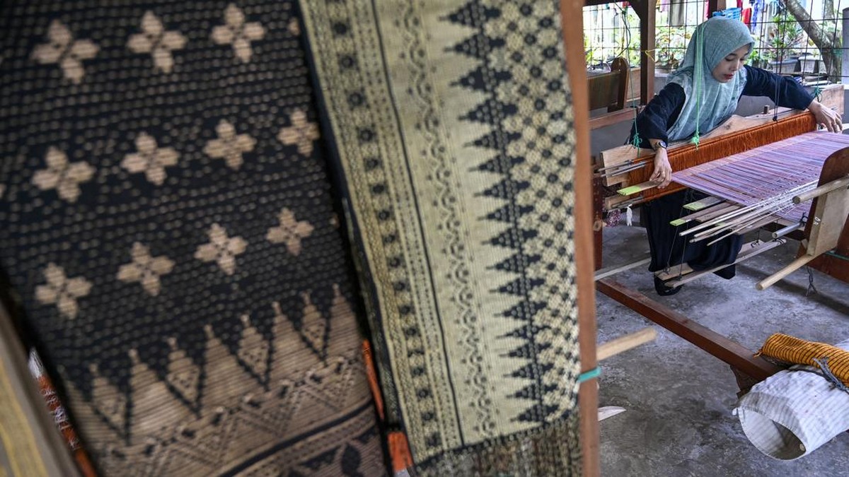 FOTO: Kampung Perajin Songket yang Dipakai Ariel Tatum di Paris