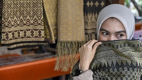 FOTO: Kampung Perajin Songket yang Dipakai Ariel Tatum di Paris