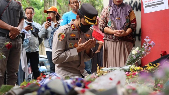 AKBP Putu Kholis Aryana langsung bersimpuh di Stadion Kanjuruhan saat baru menjabat sebagai Kapolres Malang yang baru.