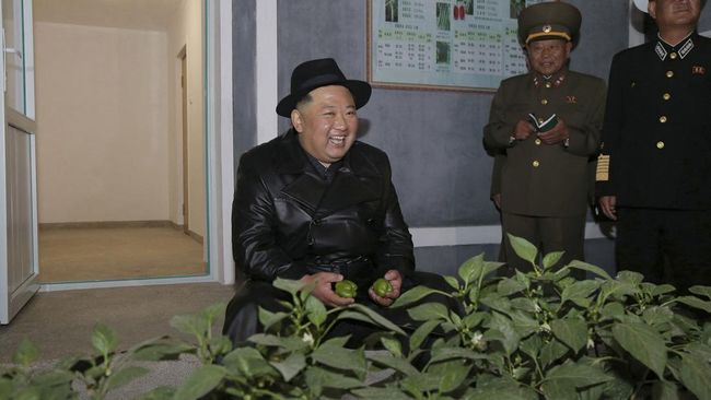 Penguasa Korea Utara Kim Jong-un dan sang istri Ri Jol-su ternyata pernah menyaksikan penampilan Red Velvet di ibu kota Korea Utara, Pyongyang pada 2018 lalu.
