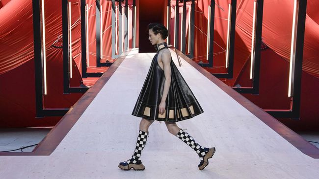 Sebagai salah satu show penutup di Paris Fashion Week, musim demi musim Louis Vuitton selalu menampilkan sesuatu yang megah.
