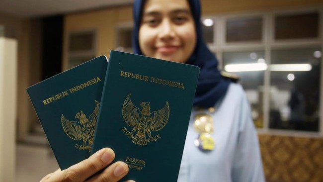 Kendati desain paspor terbaru diluncurkan pada 17 Agustus 2024, Ditjen Kemenkumham baru akan menerbitkan paspor RI dengan desain dan warna baru tahun depan.