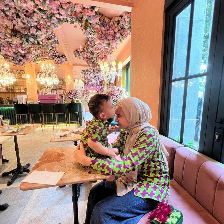 <p>Masih dengan <em>outfit</em> yang sama, Ukkasya menunjukkan kasih sayangnya dengan mencium kening Zaskia. Wah, terlihat lucu dan menggemaskan ya, Bunda. (Foto: Instagram @zaskiasungkar15)</p>