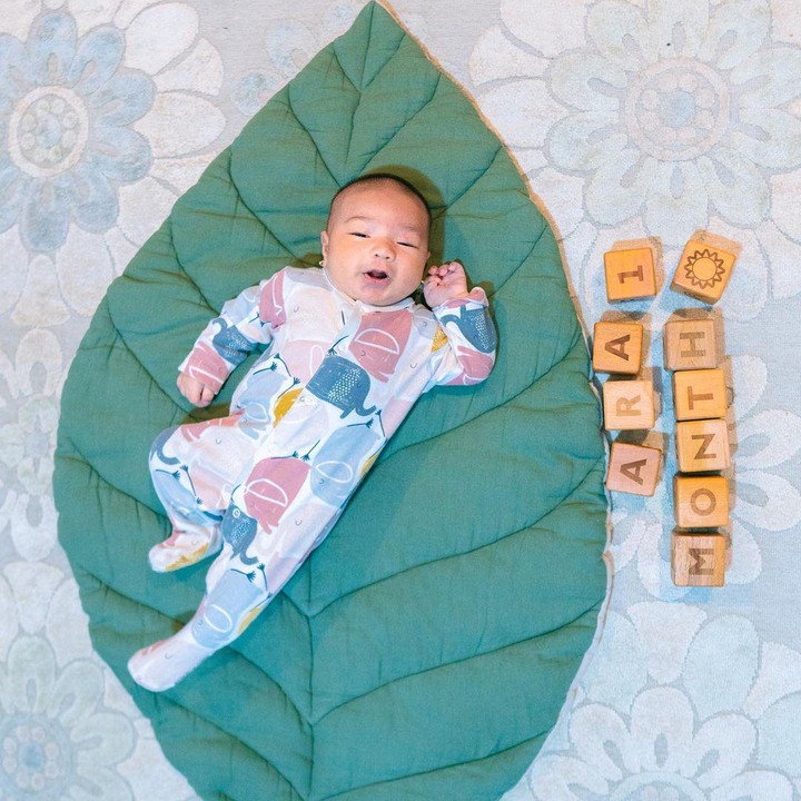 <p>Gaya Ara pun seperti sudah pandai berpose. Kali ini Bunda Irish mengabadikan momen Ara di atas alas yang menyerupai daun. ''#masyaallahtabarakallah Baby Ara udah satu bulan (emoji) Ara lebih mirip bapake atau mamake ya guys ?'' tulis Irish Bella dalam captionnya.(Foto: dok. Instagram @_Irishbella_)</p>