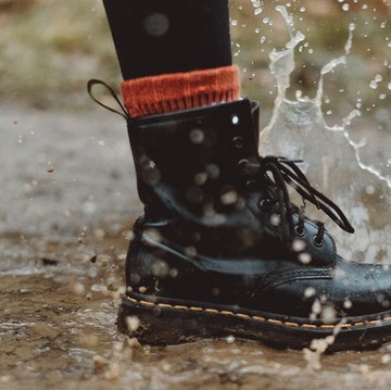 Nggak Perlu Takut Kotor Lagi, Ini Kiat Merawat Sepatu Boots Selama Musim Hujan!