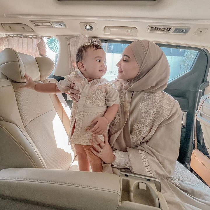 <p>Nah, kalau ini momen sehari setelah lebaran, Bunda. Zaskia Sungkar dan Ukkasya juga tidak lupa mengenakan baju senada lho, kece banget ya. (Foto: Instagram @zaskiasungkar15)</p>