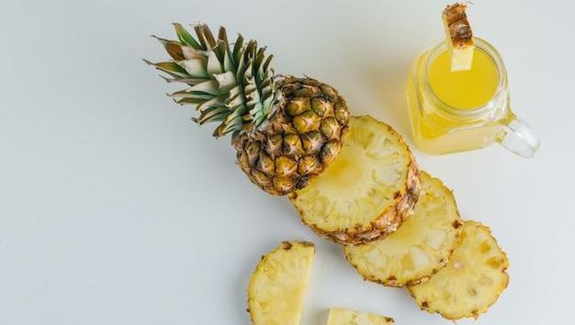 Nanas dikenal sebagai buah tropis yang menyegarkan dan kaya manfaat. Kamu bisa menikmatinya jadi minuman dengan cara direndam air.