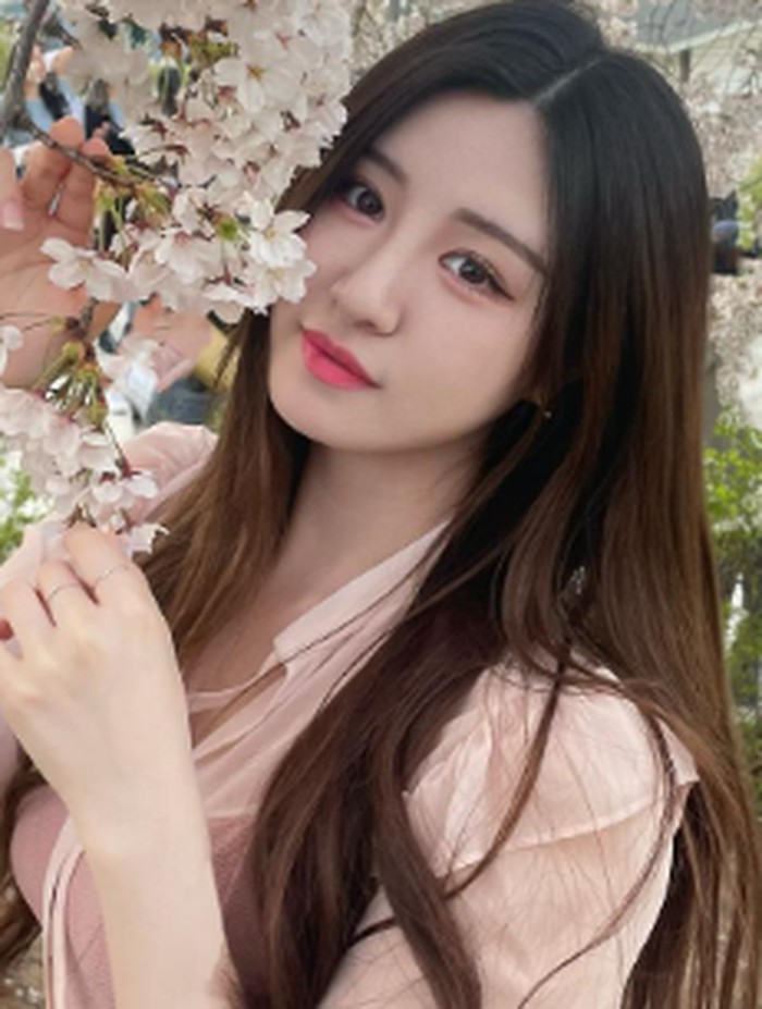 Pada Oktober 2018, Taeryeong diperkenalkan sebagai anggota baru dari A-Daily, grup dari DK Entertainment. Ia hanya sekali muncul, dan grup tersebut bubar setelah lama hiatus./ foto: instagram.com/lim._.taeryeong