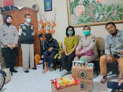 Polisi Sambangi Korban yang Matanya Merah Kena Gas Air Mata