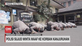 VIDEO: Polisi Sujud Minta Maaf ke Korban Kanjuruhan