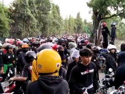 Massa Pesilat Blokade Jalan di Lamongan, Kendaraan Lewat Dilempari Batu