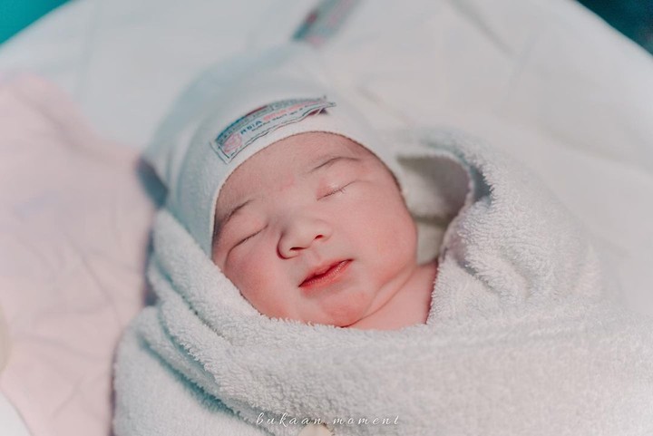 Anak perempuan Irish Bella dan Ammar Zoni, Ara Putri Sabai begitu menggemaskan di usianya yang baru satu bulan. Intip potret-potretnya yuk, Bunda.