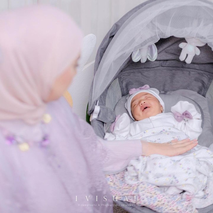 <p>Sabai digadai-gadai oleh warganet memiliki paras rupawan seperti Ayahnya, Ammar Zoni. Seperti komentar salah satu netizen. "Masyaallah baby Ara cantiknya duplikat bapake kemasan sachet," tulis akun @santika*******. (Foto: dok. Instagram@_Irishbella_)</p>