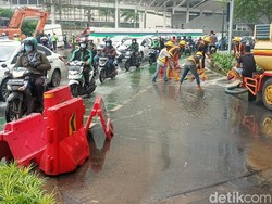 Pipa Air di Sekitar Halte Bundaran HI Bocor, Lalu Lintas Tersendat