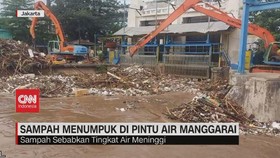 VIDEO: Sampah Menumpuk di Pintu Air Manggarai