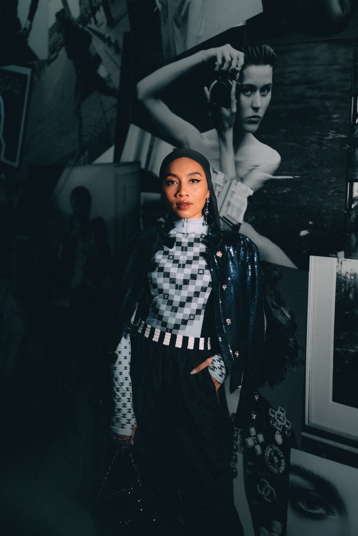 Penyanyi Yuna bergaya edgy lewat kombinasi atasan bercorak grafis dan jaket hitam. Foto: Courtesy of Chanel