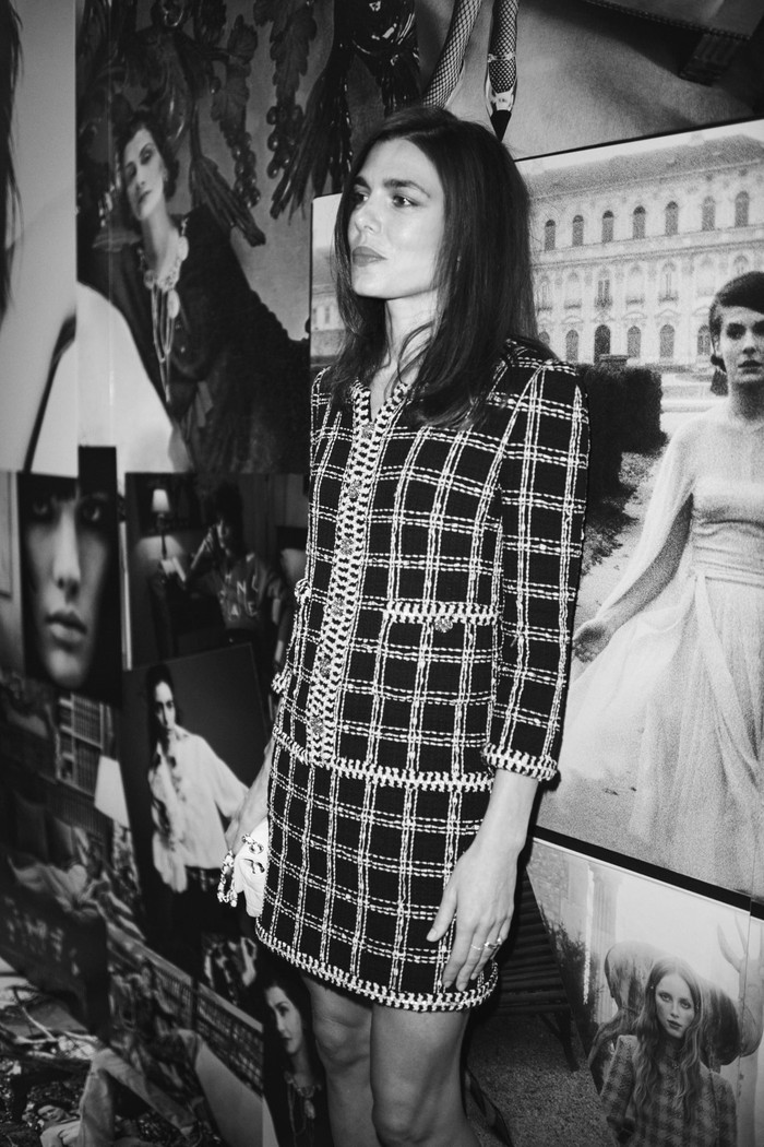 Putri Kerajaan Monako, Charlotte Casiraghi memilih setelan rok khas Chanel yang klasik. Foto: Courtesy of Chanel